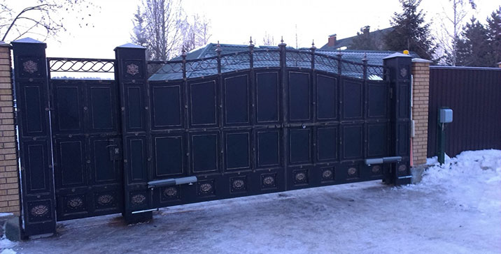 Кованые распашные ворота с автоматикой